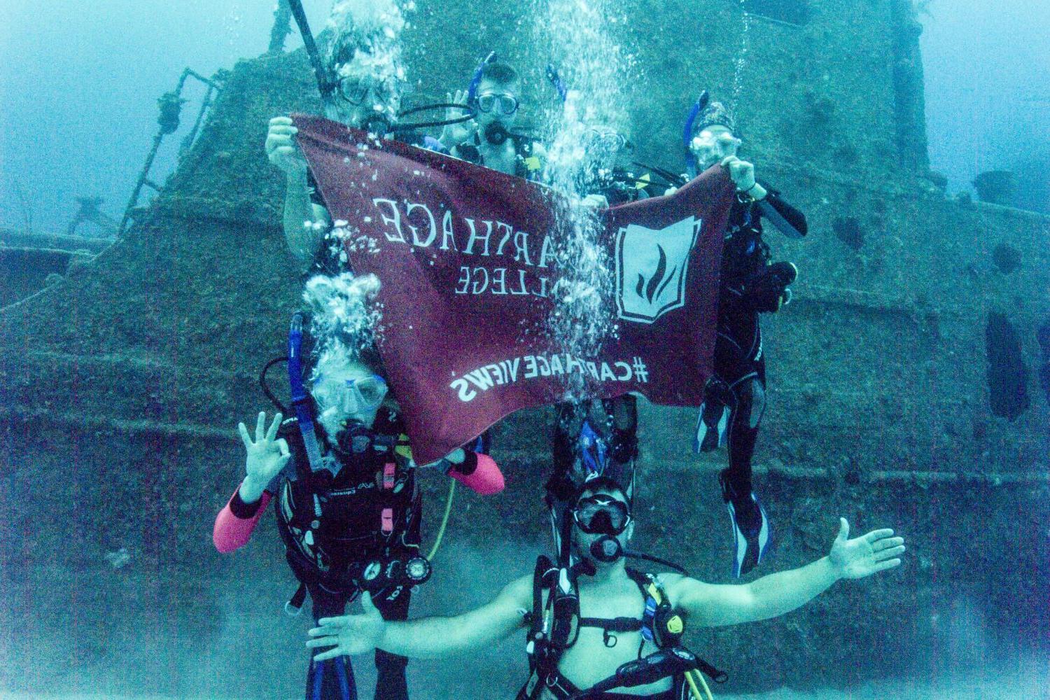 水下探索:学生们在洪都拉斯进行第j学期的学习之旅...